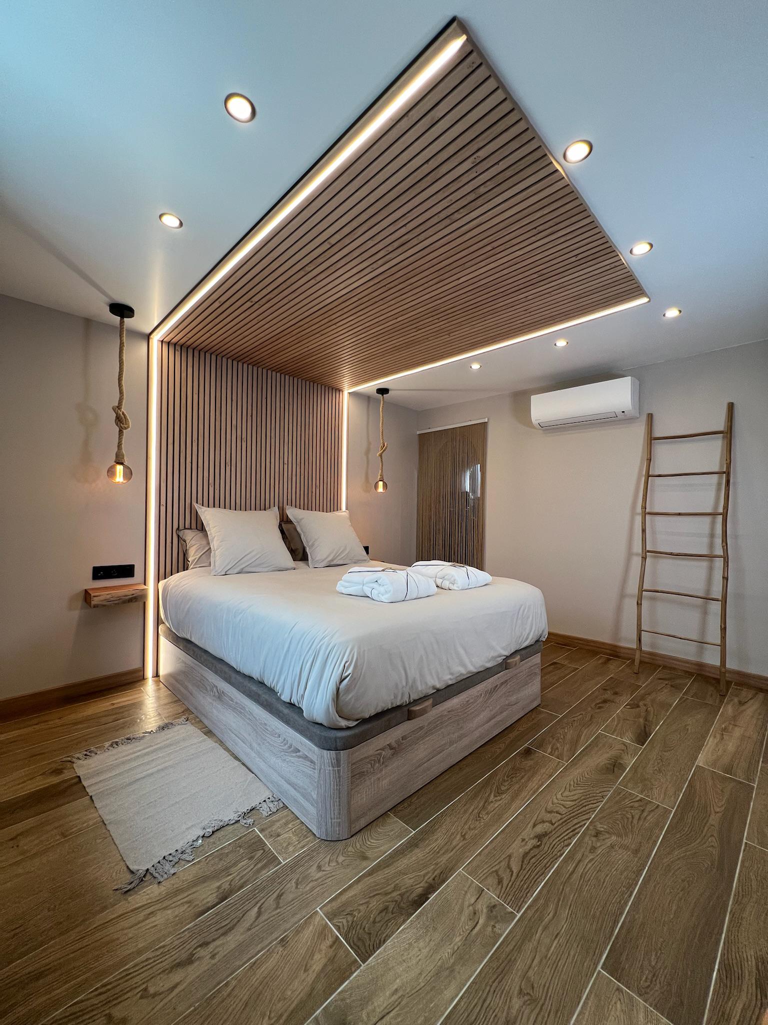 Chambre avec literie palace — La Suite RAMOO, loft privatif Hauts-de-Seine