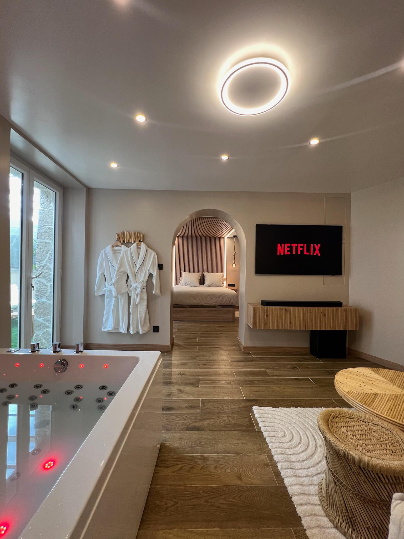 Jacuzzi balnéo chromothérapie privatif — La Suite RAMOO, banlieue parisienne