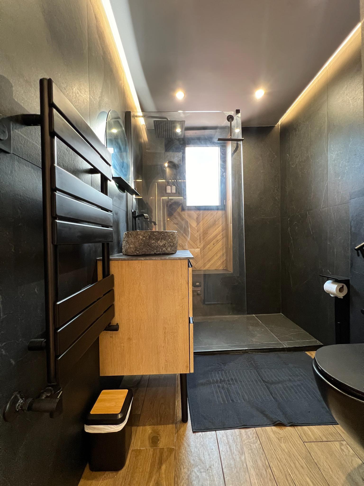 Salle d'eau noire avec douche italienne — La Suite RAMOO