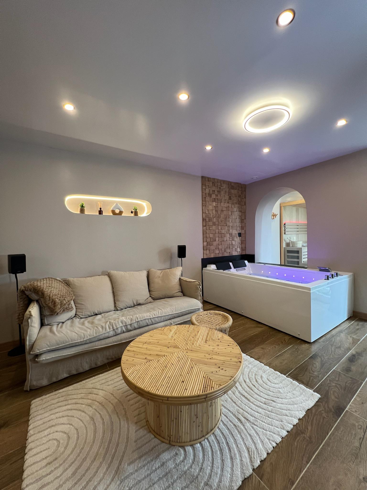 Salon home cinéma — La Suite RAMOO loft 60m² près de Paris