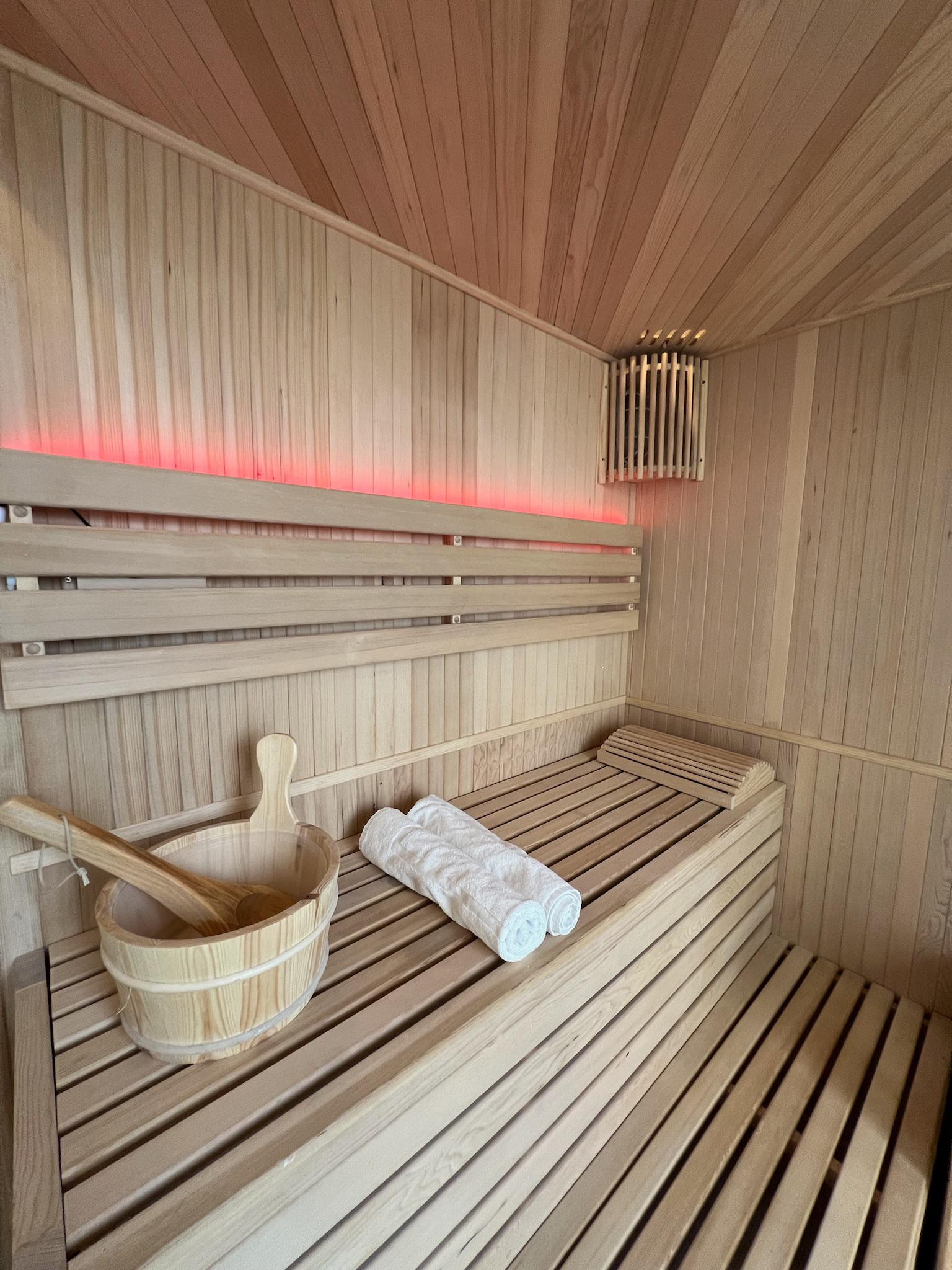 Sauna finlandais privatif — suite bien-être Île-de-France